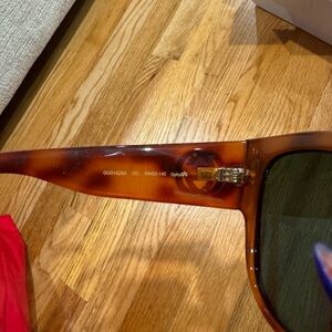 Over size Gucci sunglasses with NO CASE!